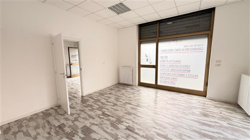 Locale Commerciale con Posto Auto Privato. Locato!